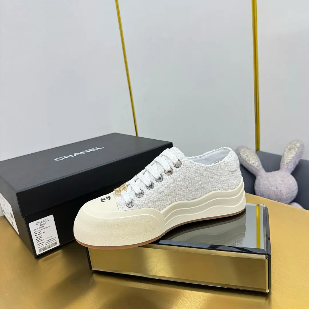 👟👟Ex-factory price 560👟👟 Top version, original quality! ! ! Chanel Chanel - 2025 biscuit shoes, the top casual sports shoes in the counter, this classic design; the upper is electro-embroidered with a variety of craftsmanship; the outsole is fashionable and sporty; the extraordinary inclusion of a variety of color elements... The diversified mix and match is very good-looking and versatile, casual, fashionable, sports, and outdoor can be taken into account... ꫛꫀꪝ Go➫ Material: ❶Upper: Original first-layer cowhide ❷Inner: Sheepskin ❸Outsole is based on: original TPU combination outsole, full set of boutique packaging for women 35–41 👉